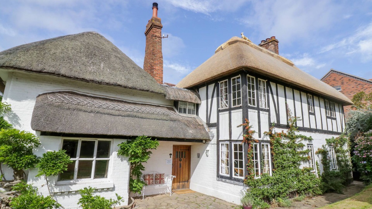 Droitwich Cottage | FOX COTTAGE, pet friendly, with open fire in Droitwich Spa