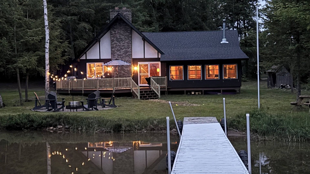 Wetmore Cottage | Fox & Fern Cottage: Escape to Michigan's UP for a Breathtaking Fall Getaway