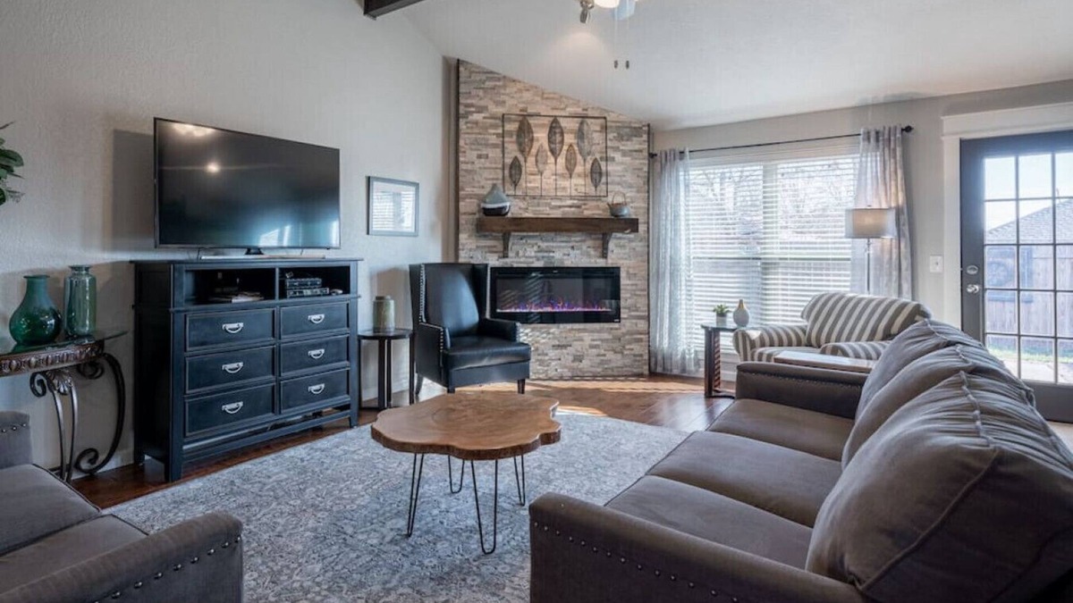Edmond House | Fox Hunt - Modern, Updated - Pet friendly