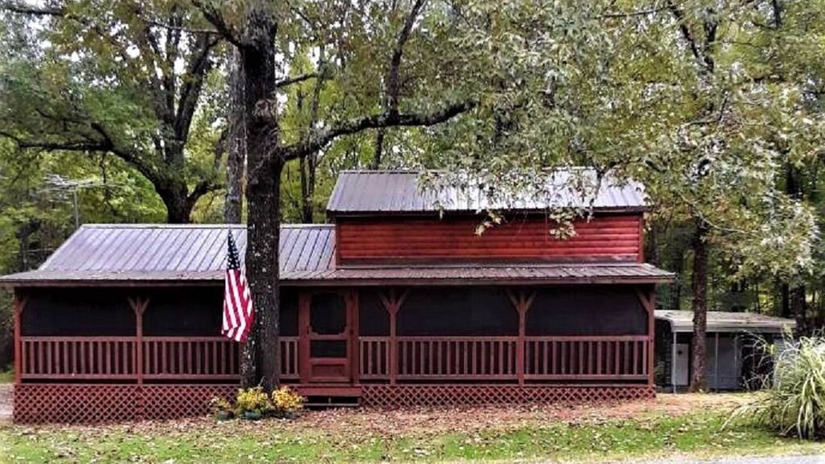 Coffeeville Cabin | Fox Hunting, Crappie Fishing Getaway