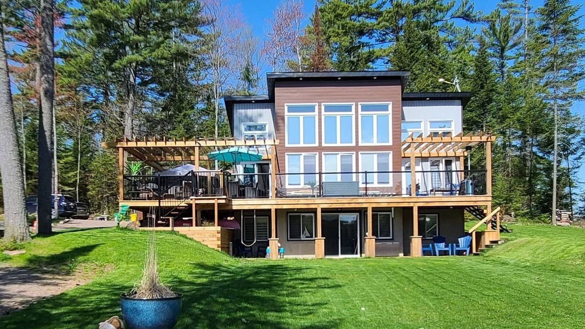 Otter Lake Ski Chalet | Fox Lakehouse is a contemporary four season home with amazing walk in beach.