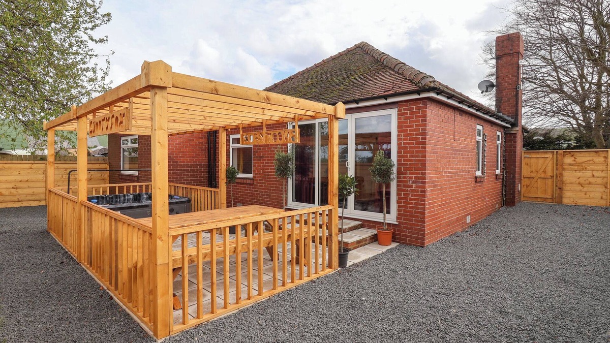 West Heslerton Cottage | FOX RETREAT, pet friendly, with hot tub in Sherburn