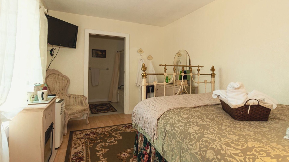 Yelm Bed & Breakfast | Fox Room at Conley Suites BNB