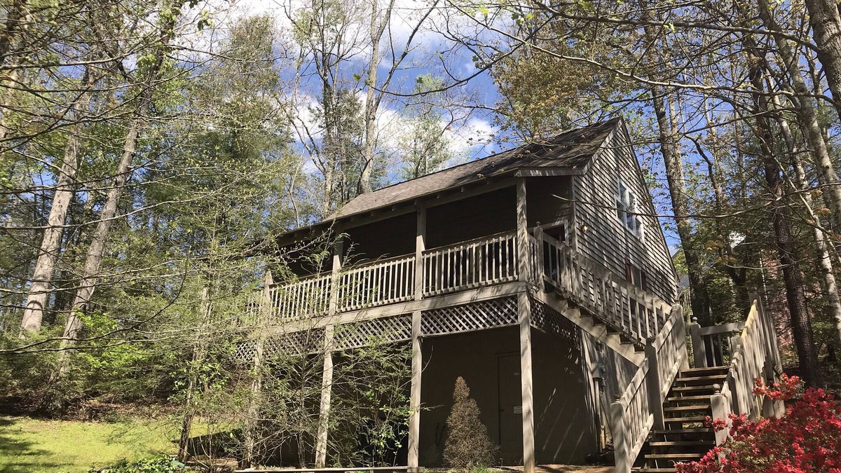 Gatlinburg Cabin | Fox's Den. Convenient to Gatlinburg and RTSW. Clean and Cozy, 2 bd 2 ba sleeps 6