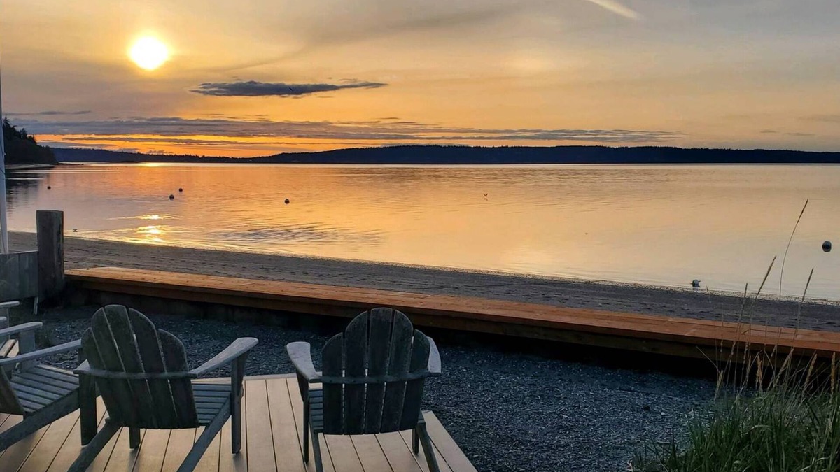 Langley House | Fox Spit Bungalow by AvantStay | Waterfront
