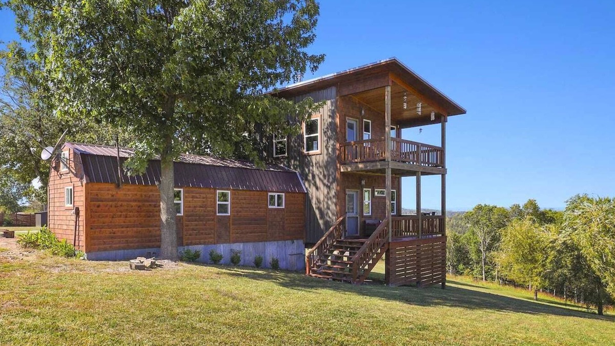 Eureka Springs Cabin | Fox Wood Cabin with Hot Tub family-friendly 50 acres, hot tub, three decks, only 15 min to downtown Eureka!