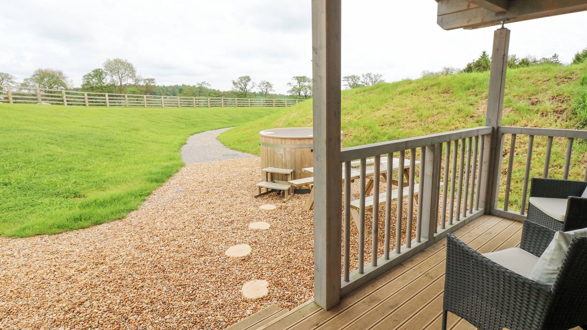 North Bitchburn Cottage | FOXES DEN, pet friendly, with hot tub in Staindrop