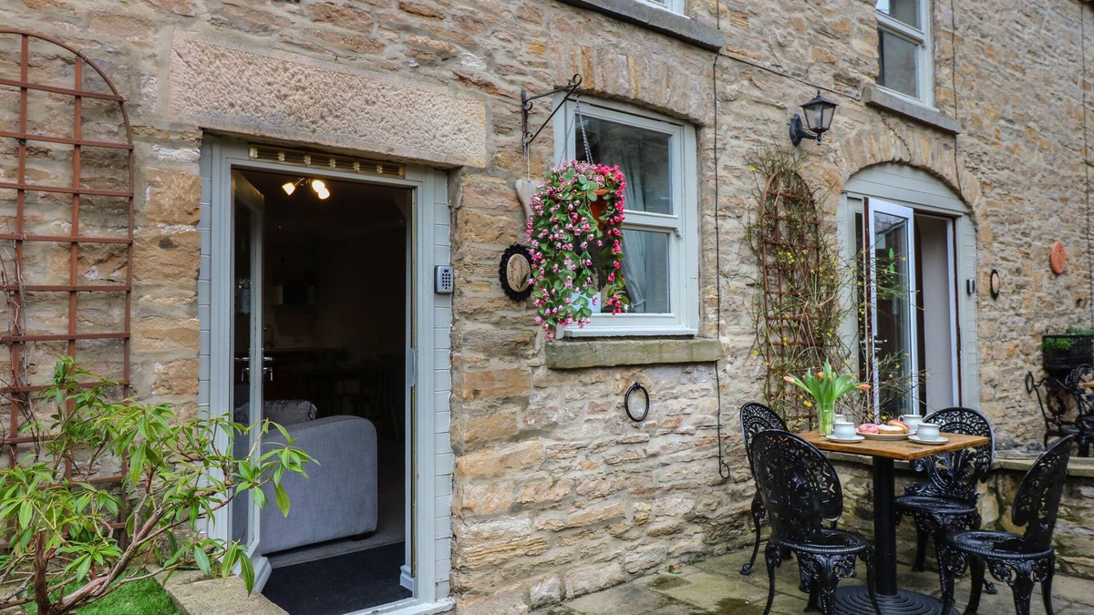 Richmond Cottage | FOXGLOVE COTTAGE, pet friendly, character holiday cottage in Richmond