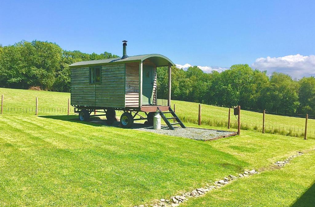 Llanwrda House | Foxgloves and Fairytales Hut with Hot Tub