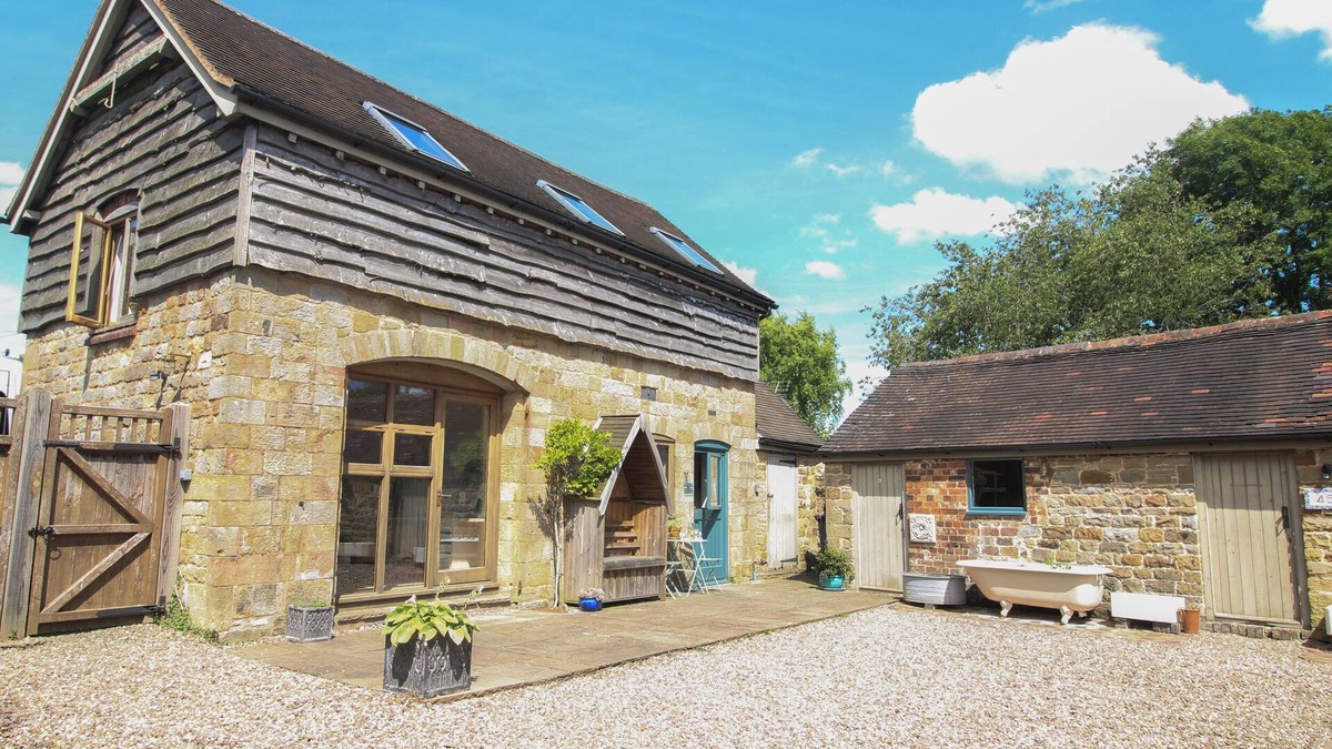 Farlow Cottage | FOXHOLES BARN, pet friendly, with a garden in Cleobury Mortimer