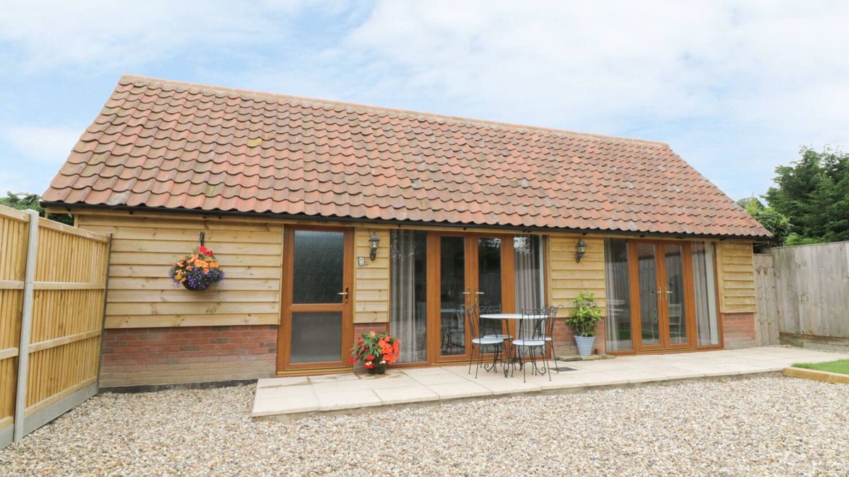 Spixworth Cottage | FOXLEY WOOD COTTAGE, pet friendly, with a garden in Spixworth