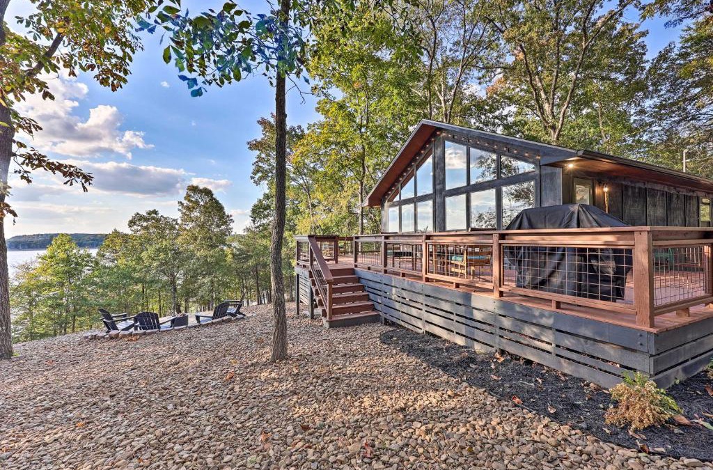 Rogers House | Foxtail Cabin Retreat Steps to Beaver Lake!