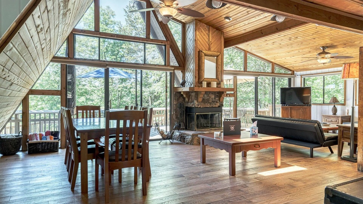 Innsbrook Ski Chalet | Foxtail Lake Front Chalet with HOT TUB