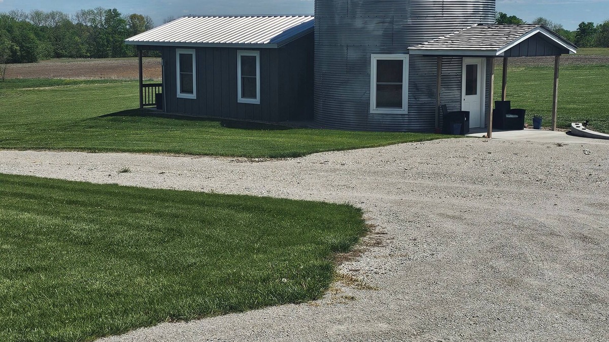 Kidder Cabin | Foxy's Den cozy grain bin cabin with WiFi & AC in serene Kidder. Quiet & serene.