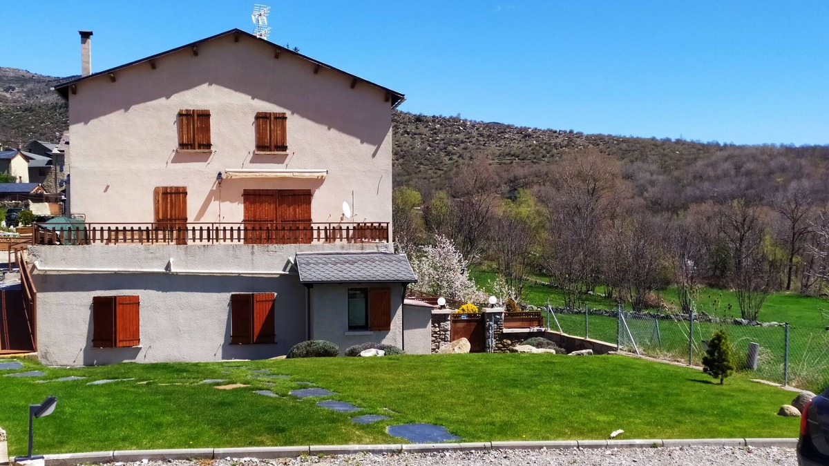 Angoustrine Apartment | Apartment in Agoustrine, Llivia, overlooking the river.