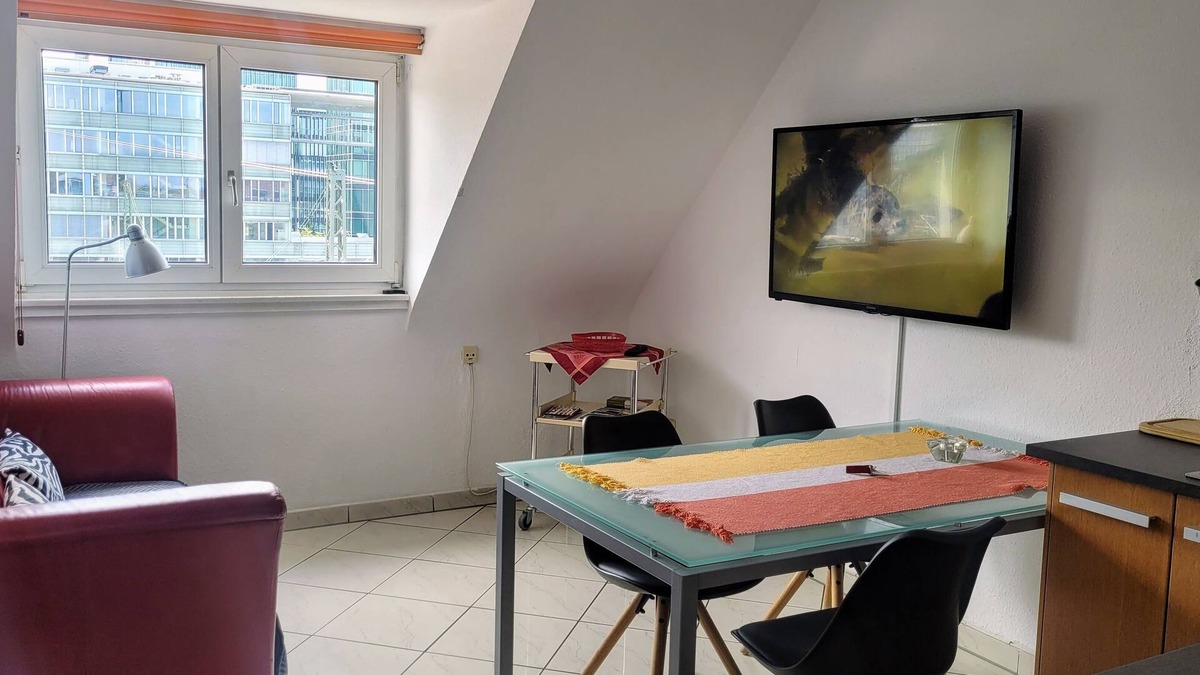 Stuhlinger Apartment | FR/center at the main station, 2 bedrooms, sleeping possibilities for up to 5 persons