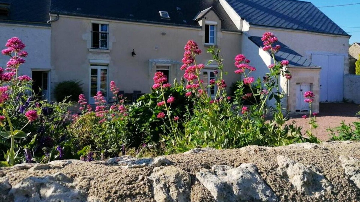 La Chapelle-Saint-Martin-en-Plaine House | Homerez - Big house for 9 ppl. with garden at La Chapelle-Saint-Martin-en-Plaine