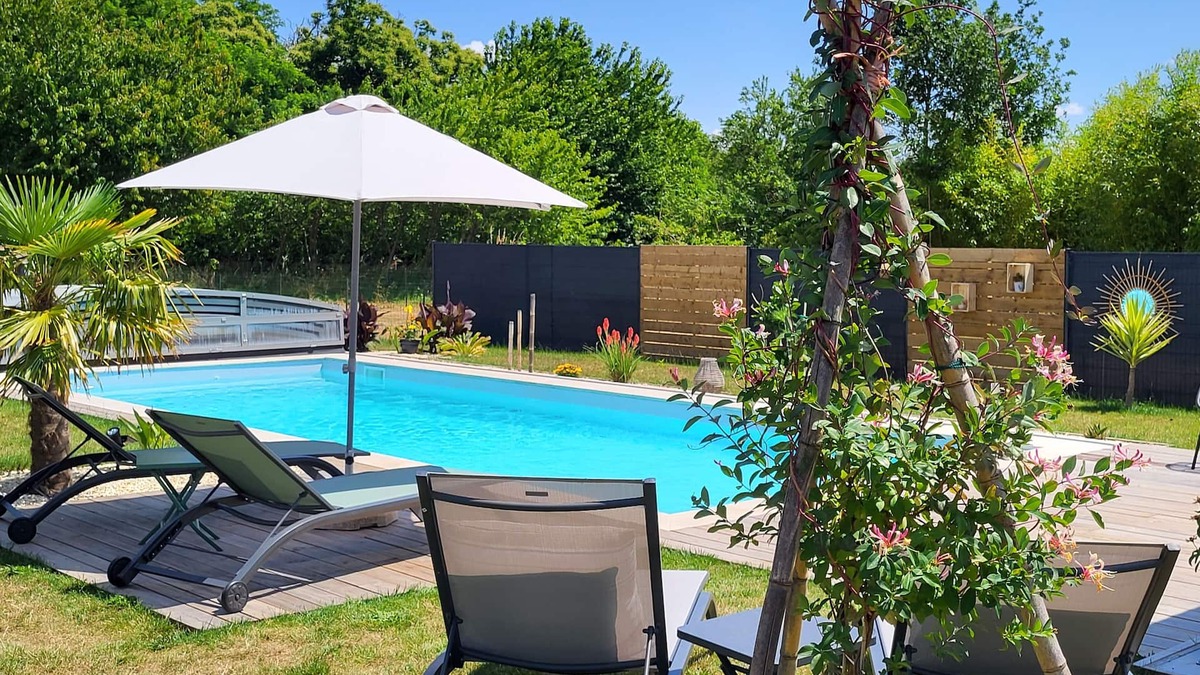 La Gripperie-Saint-Symphorien Apartment | STUDIO WITH SWIMMING POOL, FREE PARKING