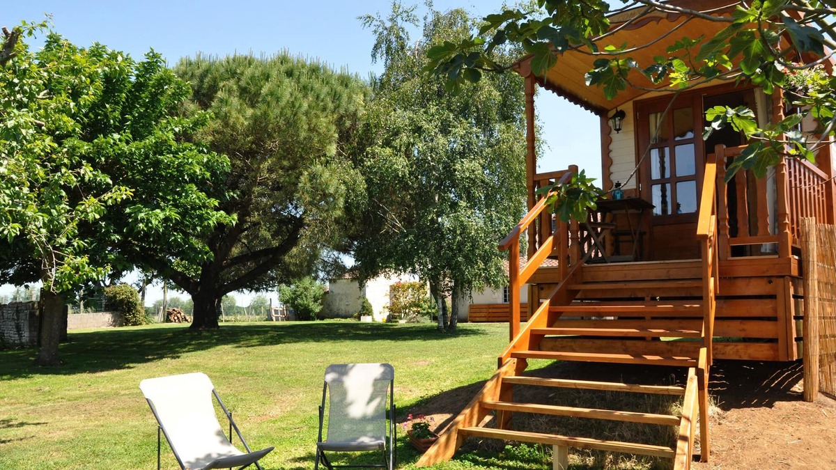 La Gripperie-Saint-Symphorien Cottage | Charming gypsy caravan with heated indoor pool