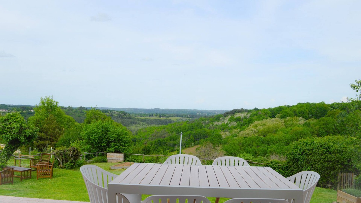 Rouffignac-Saint-Cernin-de-Reilhac House | A breathtaking view @Aux Volets Bleus at Mark & Sylvie