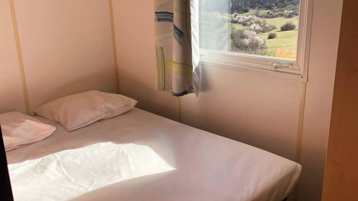 Rouffignac-Saint-Cernin-de-Reilhac House | Flower Camping Les Terrasses de Dordogne * - Mobile Home Chêne Confort 23m² (2 bedrooms - 5 people) - covered terrace 10m2 - Saturday/Saturday 5 people