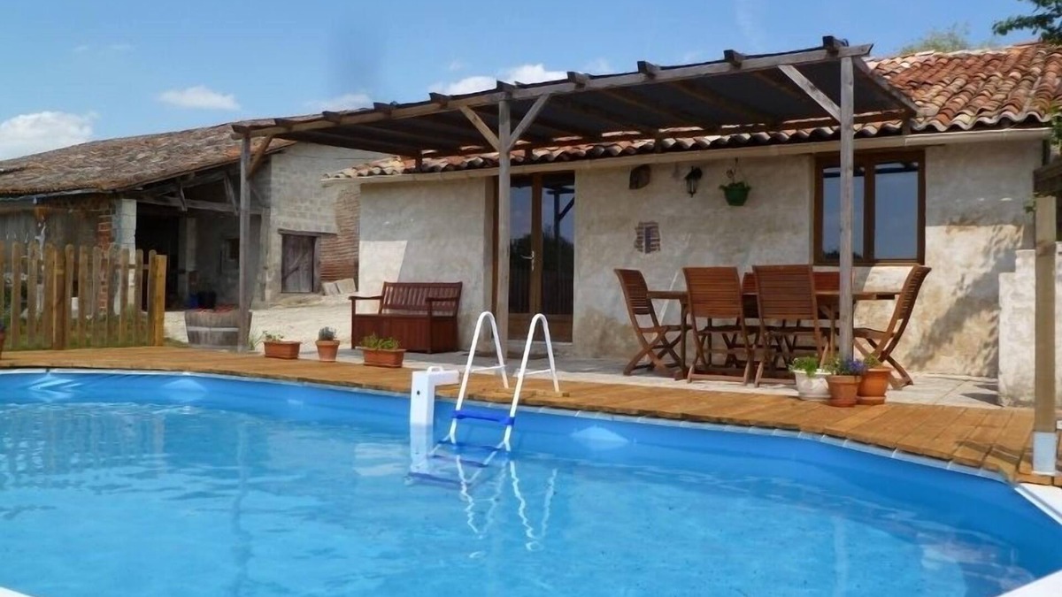 Saint-Barthelemy-de-Bellegarde Cottage | Holiday Cottage & Coarse Lake