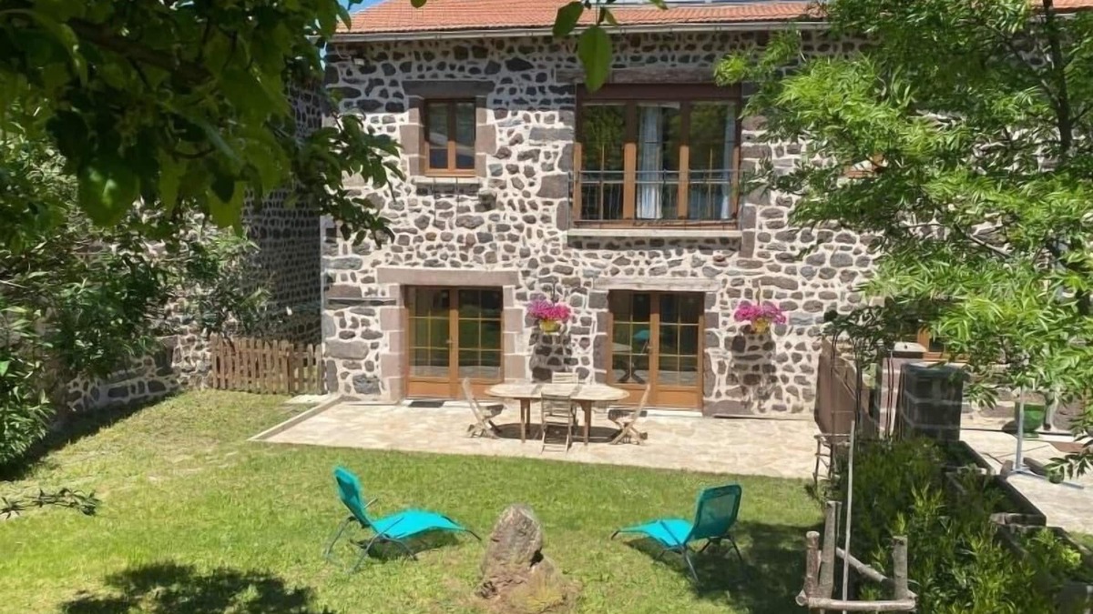 Saint-Christophe-sur-Dolaison Cottage | Farm cottage in Saint-Christophe-sur-Dolaison with terrace and private ensuite rooms
