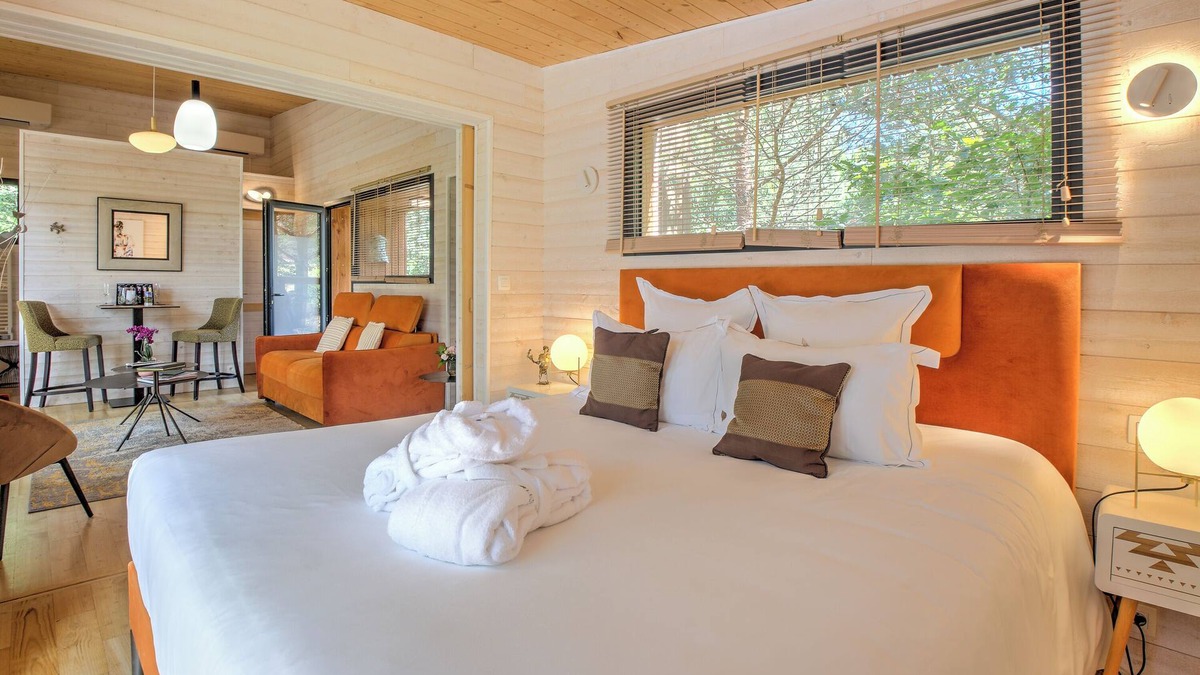 Saint-Felix-de-Reillac-et-Mortemart Bed & Breakfast | Bungalow 'Lodge Secret' with Private Terrace, Wi-Fi and Air Conditioning