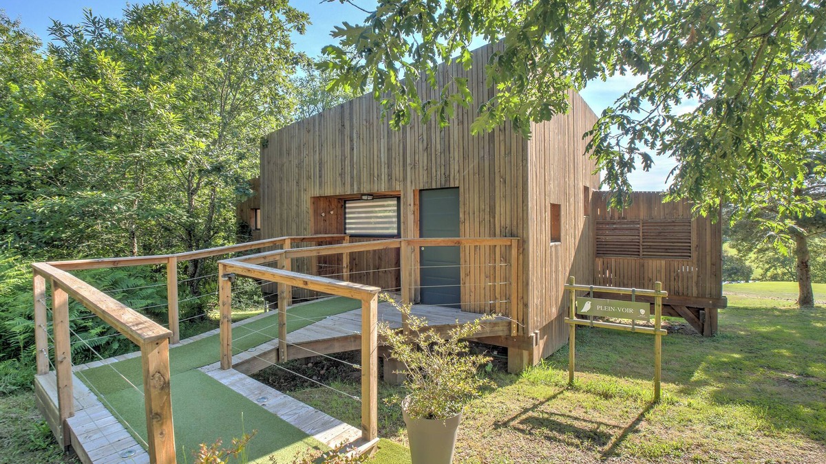 Saint-Felix-de-Reillac-et-Mortemart Bed & Breakfast | Bungalow 'Lodge Grand Air' with Private Terrace, Wi-Fi and Air Conditioning