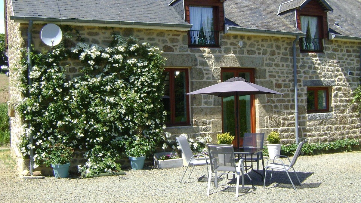 Saint-Georges-de-Reintembault Cottage | A Rural South Facing Haven