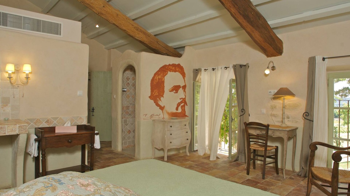 Saint-Hippolyte-le-Graveyron House | Lodging in an authentic Provençal Castle.