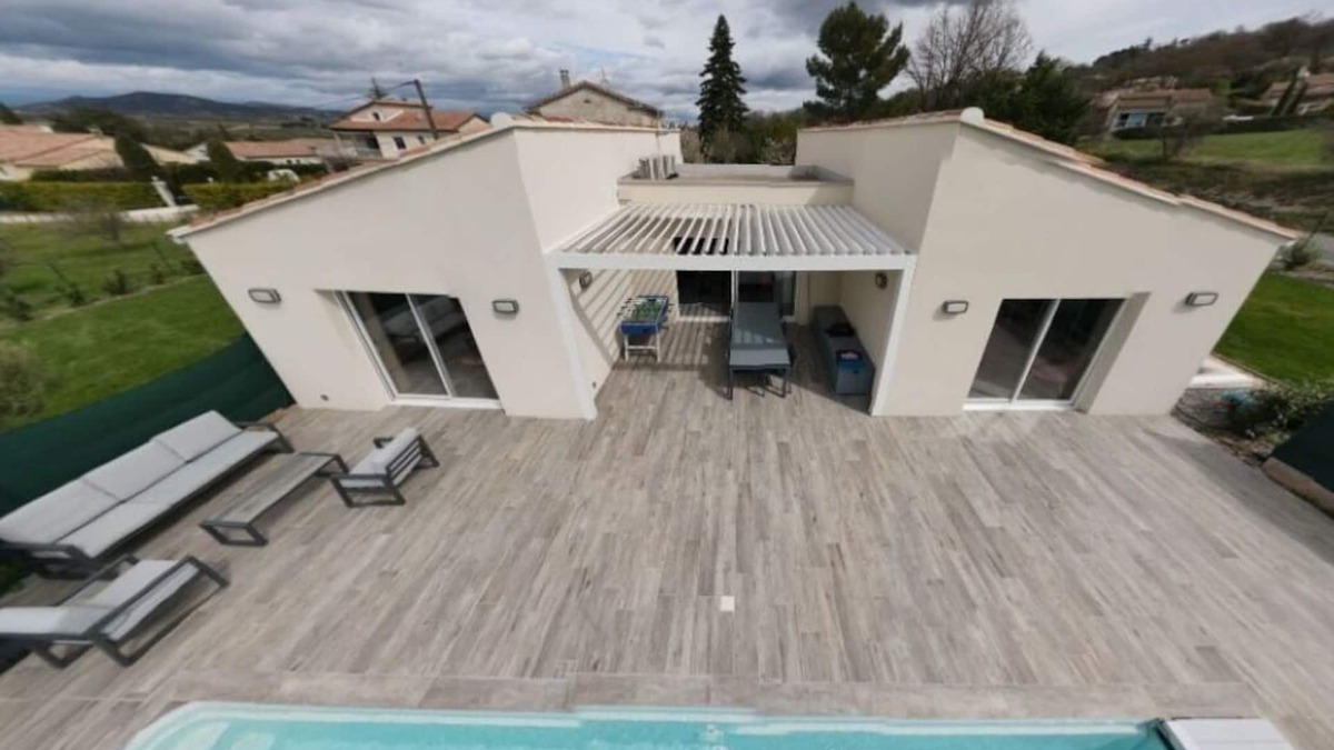 Saint-Jean-de-Maruejols-et-Avejan Villa | Comfortable single-storey villa, sleeps 6, with heated pool
