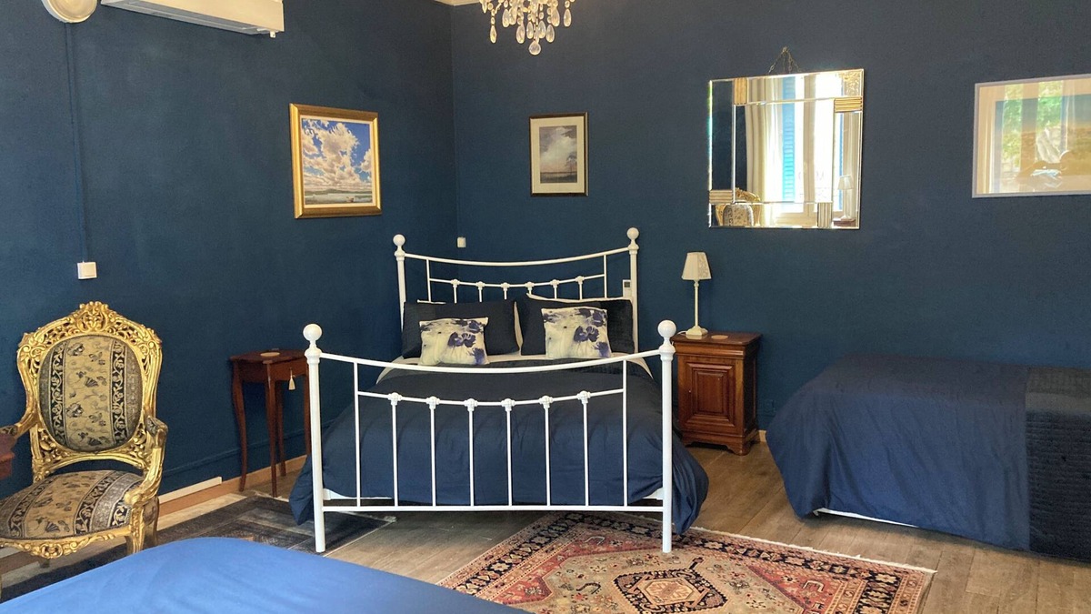 Saint-Laurent-de-la-Cabrerisse Bed & Breakfast | Triple Room with En suite at Villa Céline Bed & Breakfast with pool & garden