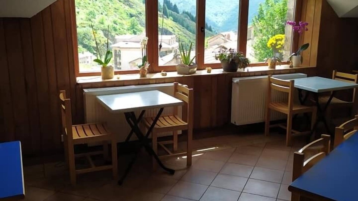 Saint-Laurent-les-Bains Hotel | AU CHAT BLEU