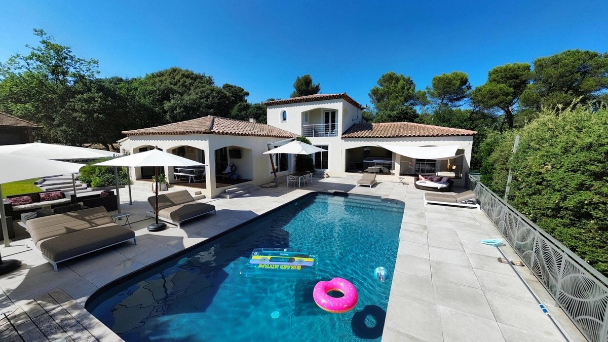 Saint-Maximin-la-Sainte-Baume Villa | villa air conditioning, heated pool, jacuzzi -