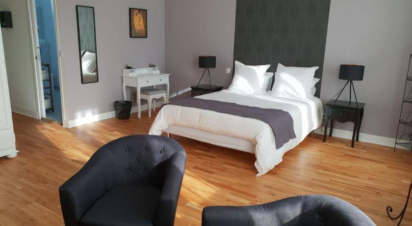 Saint-Palais-de-Negrignac Bed & Breakfast | 350 m² Bed and breakfast ∙ 7 bedrooms ∙ 14 guests
