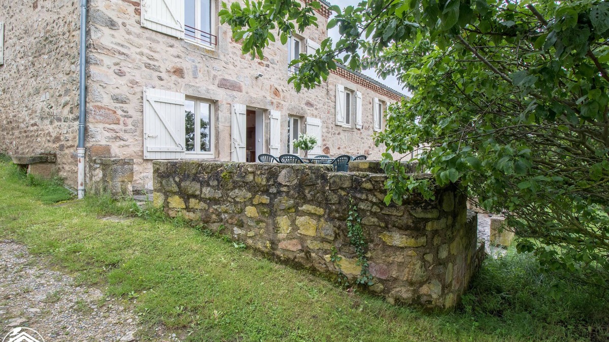 Saint-Quentin-sur-Sauxillanges House | Gîte Lilotte Restauré en Préservant son Caractère Rustique
