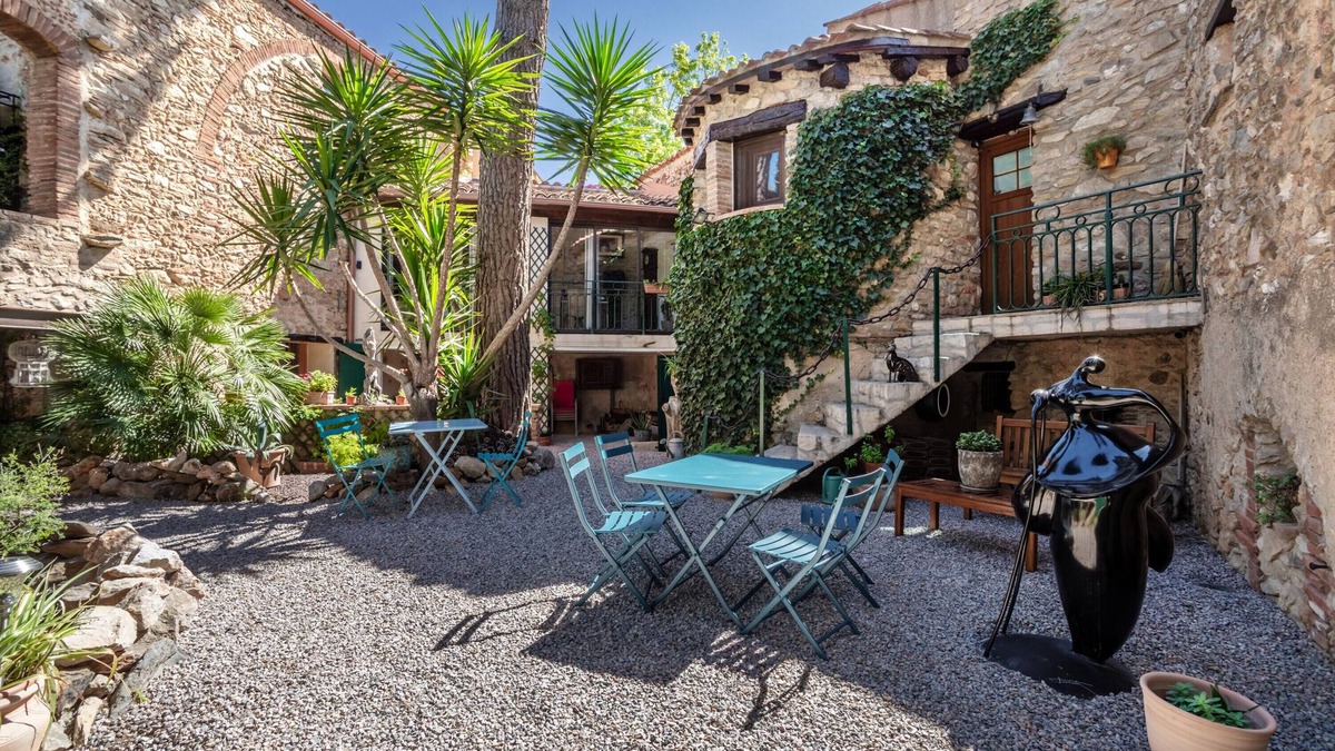 Sainte-Colombe-de-la-Commanderie Bed & Breakfast | Bed and breakfast 'Oranger Chambre Double Vue Jardin' with Shared Garden, Wi-Fi and Air Conditioning
