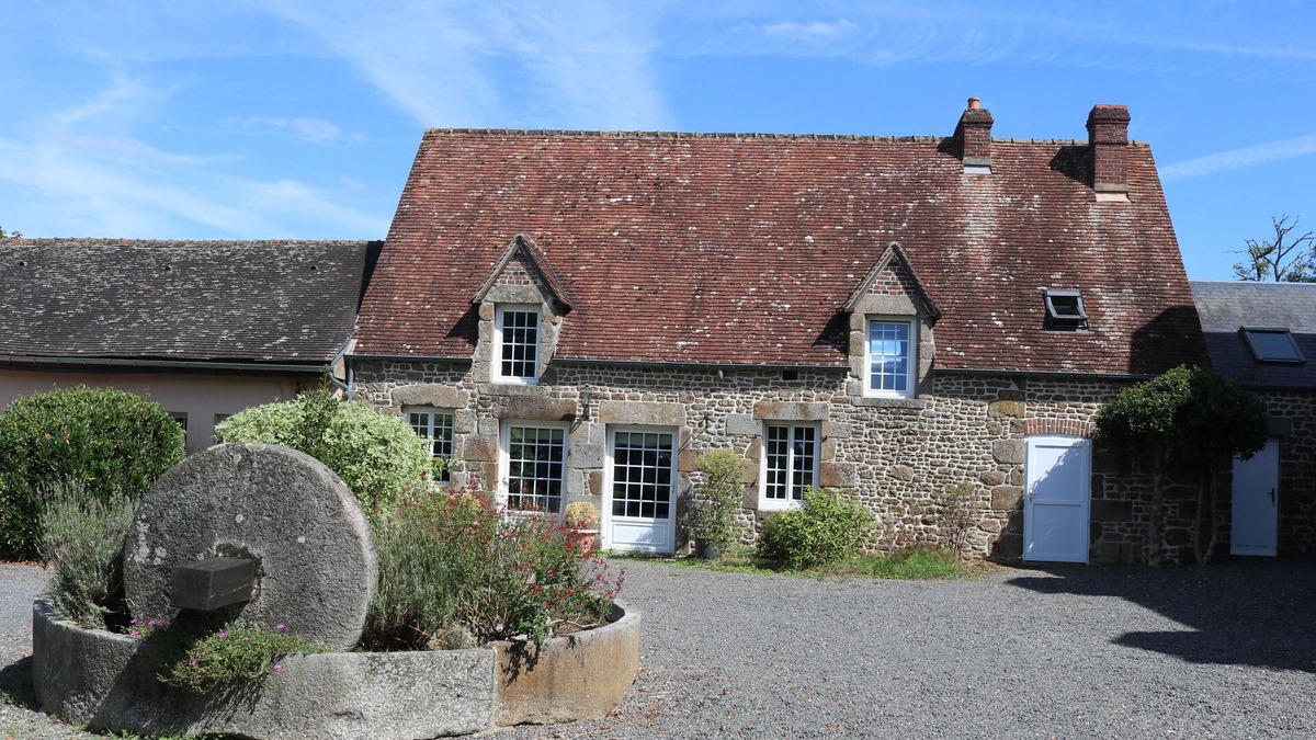 Sainte-Marguerite-de-Carrouges House | Green cottage