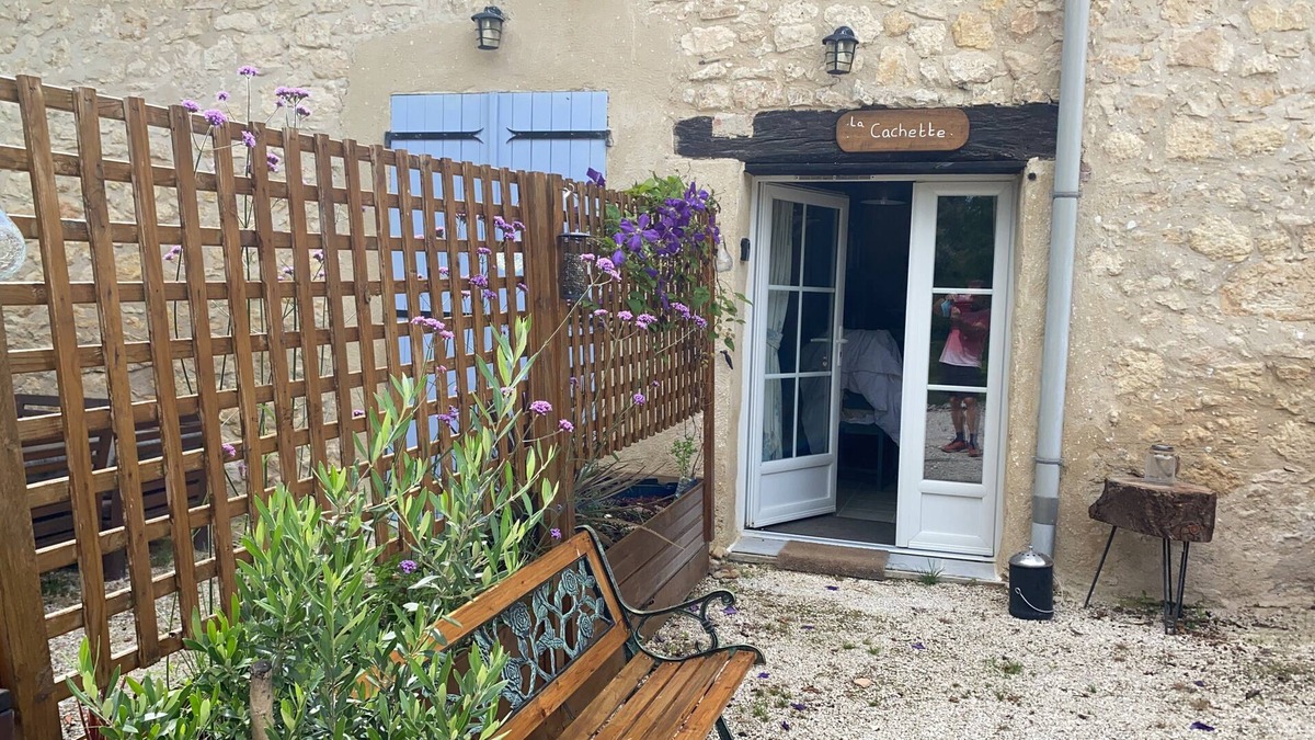 Sorges-et-Ligueux-en-Perigord Apartment | Cosy 1 bedroom gite (La Cachette)