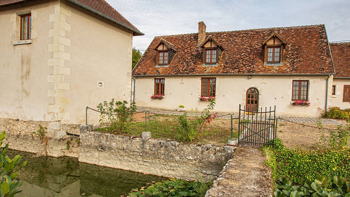 Chouzy-sur-Cisse Cottage | 4-bedroom cottage with covered pool and garden near Loire castles