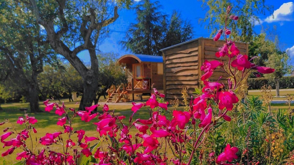 Faverolles Cottage | Unique caravan experience in the heart of Berry