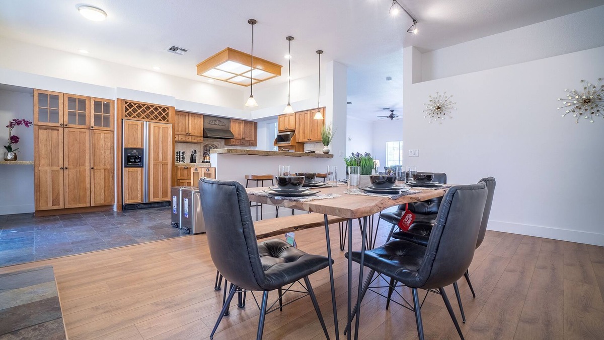 Roseville House | FRAGRANT ROSE-VILLE BEAUTY | COZY MODERN PARADISE
