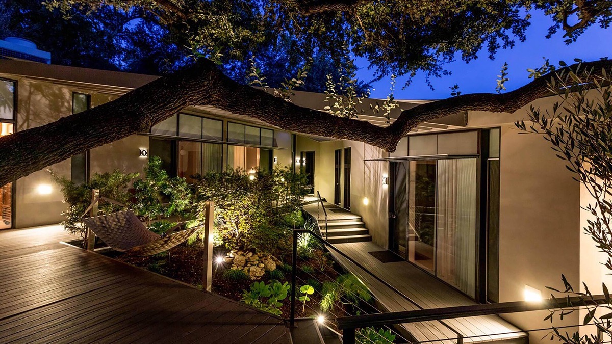 Travis Heights Hotel | Frame Hotel - Treehouse