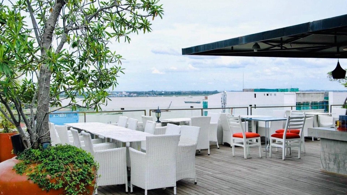 Daun Penh Bed & Breakfast | Frangipani Royal Palace- Deluxe Room