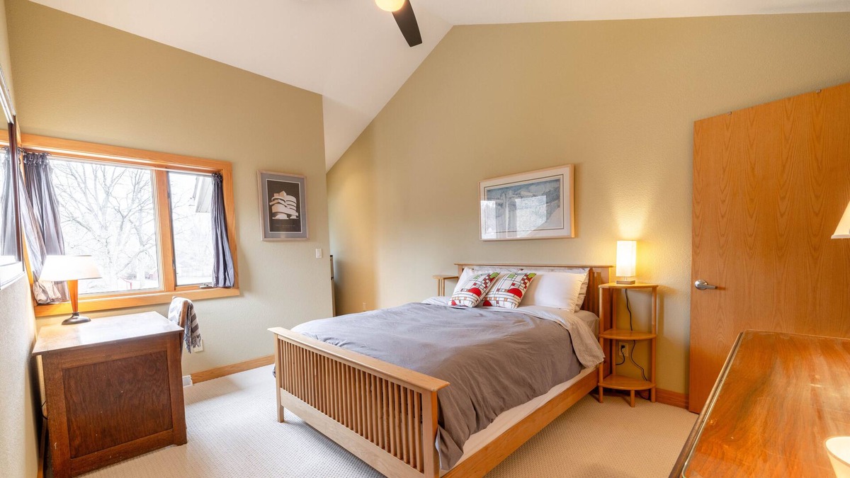 Brookfield House | Frank Lloyd Wright-inspired stay minutes from MKE