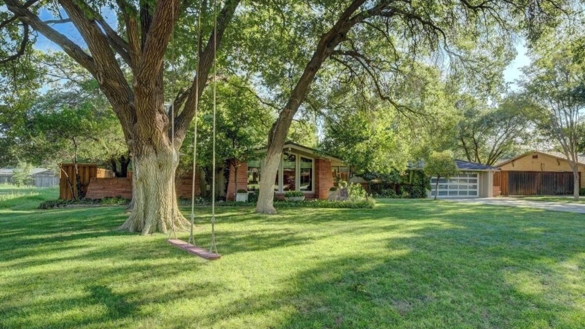 Lubbock House | Frank Lloyd Wright Meets West Texas Modern Ranch