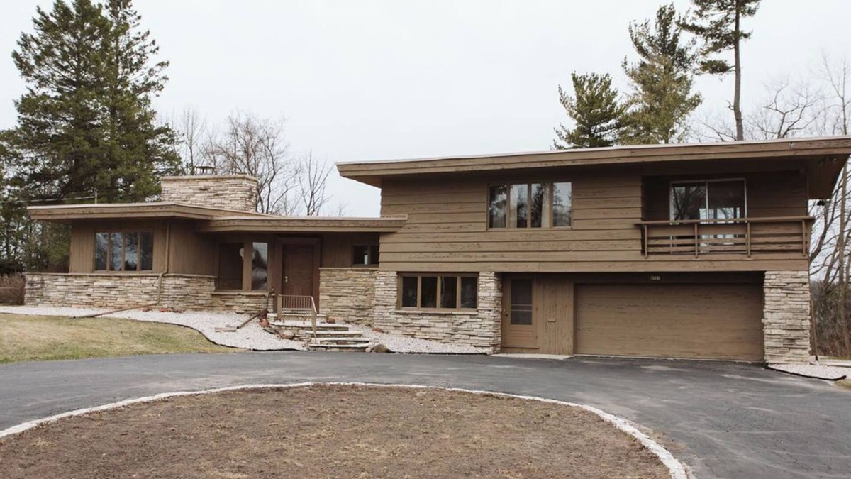 Branch House | Frank Lloyd Wright student designed mid-century modern riverfront home
