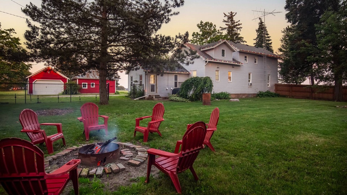 Frankenmuth Other | Frankenmuth Christmas Farmhouse | HugeLot | PetsOK