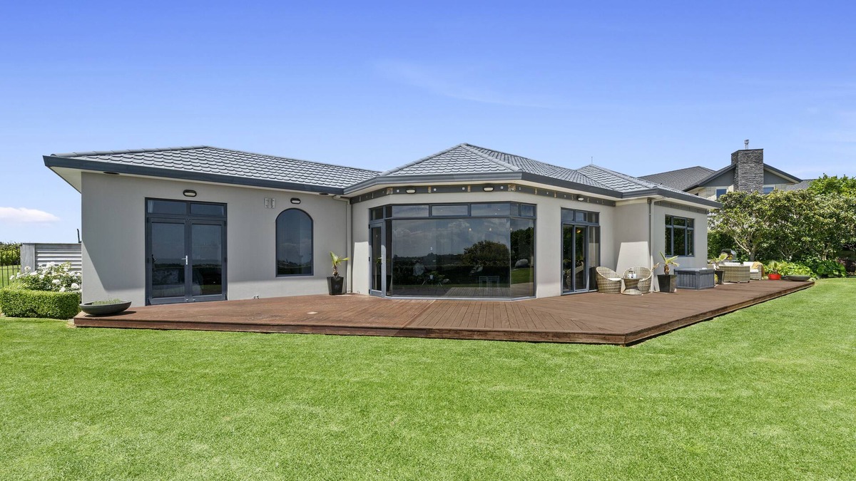 New Plymouth House | Frankleigh Views - New Plymouth Holiday Home